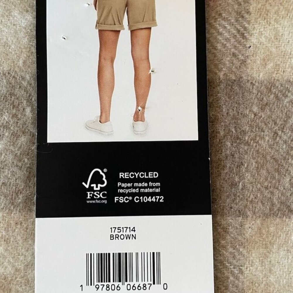 Eddie Bauer- Women’s Lightweight Adjustable Length Bermuda Short, Beige - Picture 8 of 8